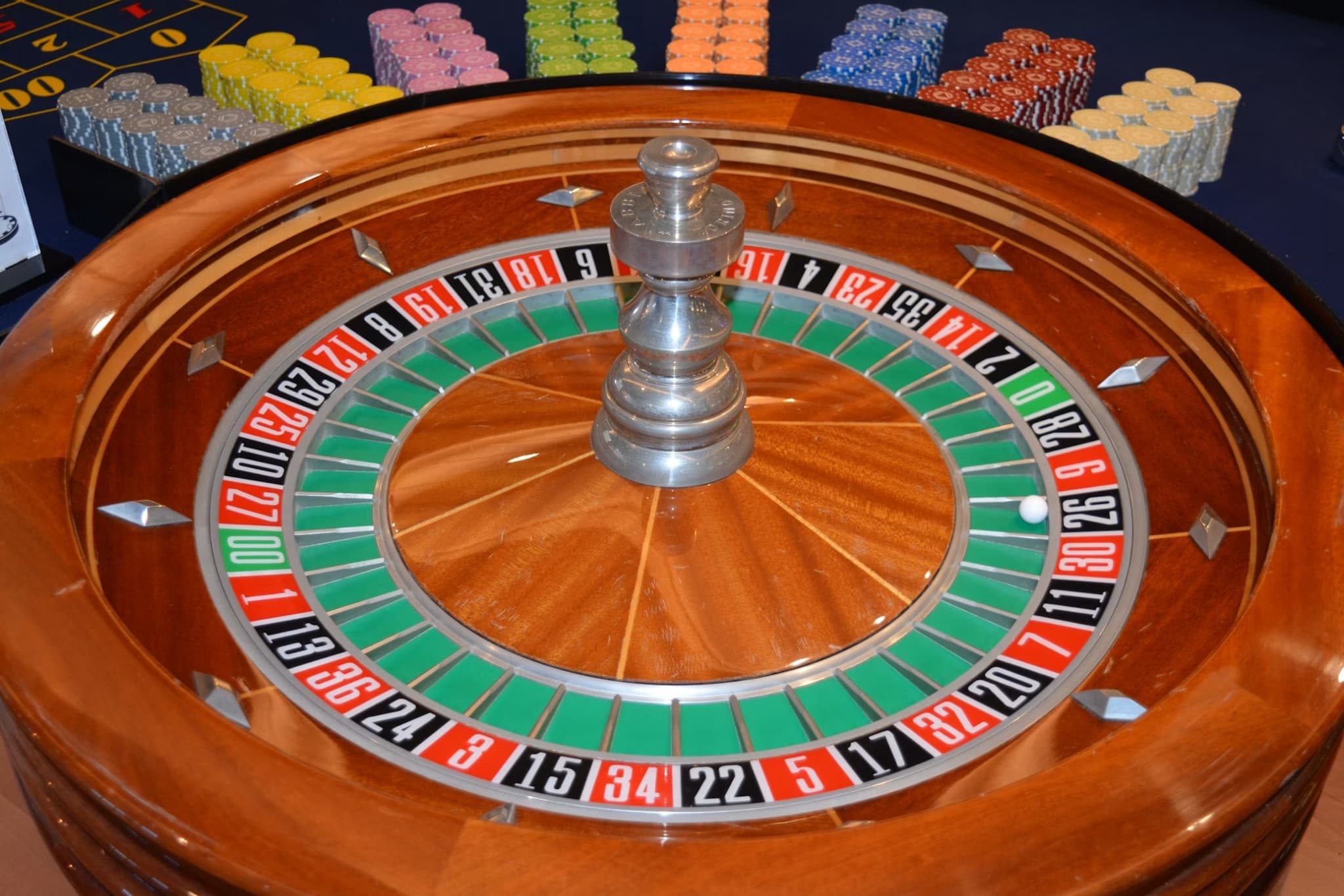 Live blackjack vai live-ruletti – kumpi sopii paremmin aloittelijalle?